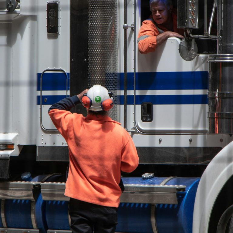 Transportista efectivo con el DeCA a bordo del camión